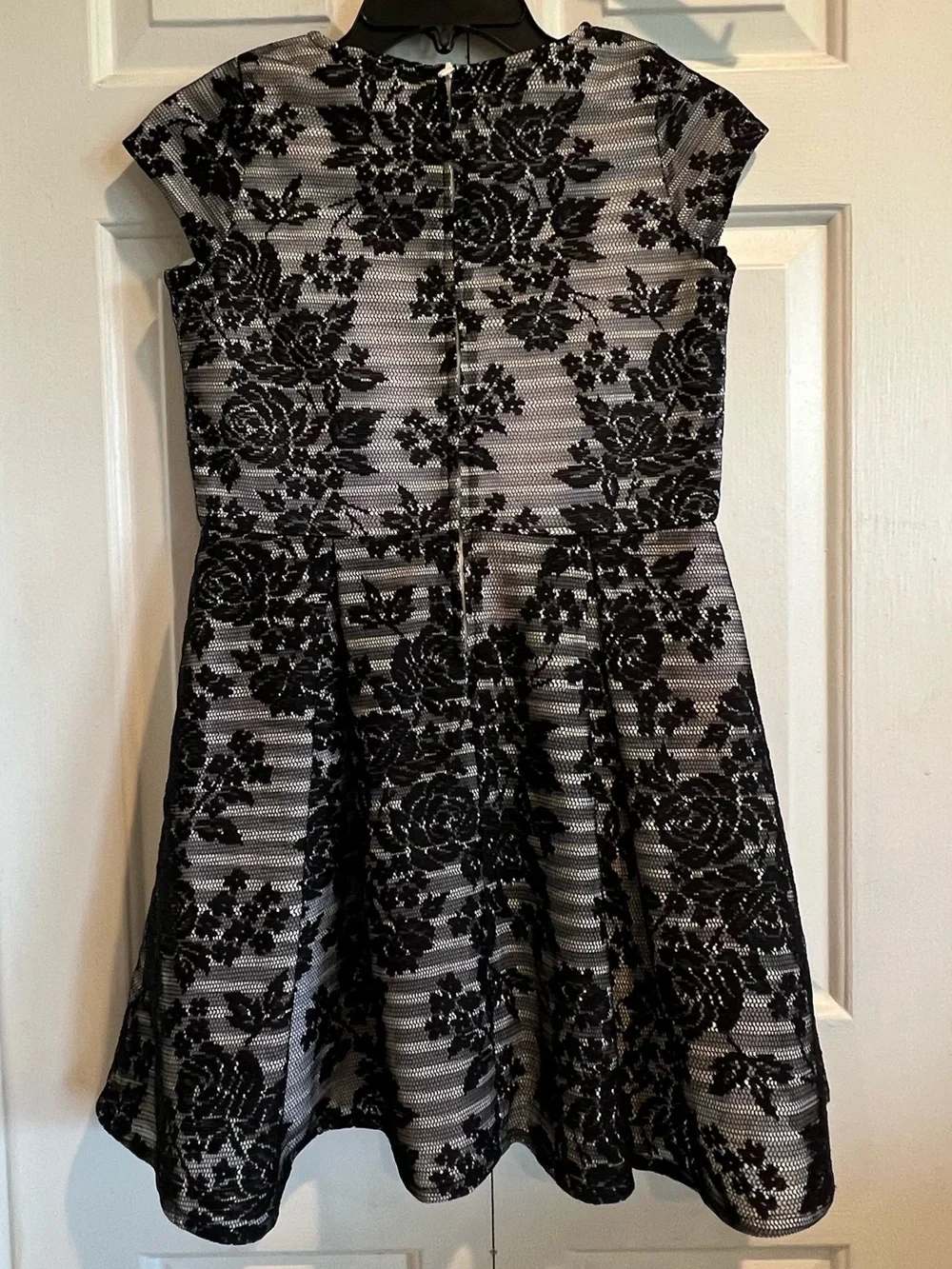 Girls🖤Black Floral Lace Fit & Flare Dress, Zip Back, white lining, cap sleeves